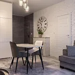 Spacious With Balcony And Garage - Mokotow