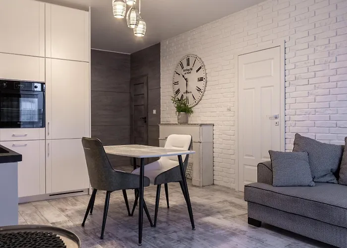 Spacious With Balcony And Garage - Mokotow