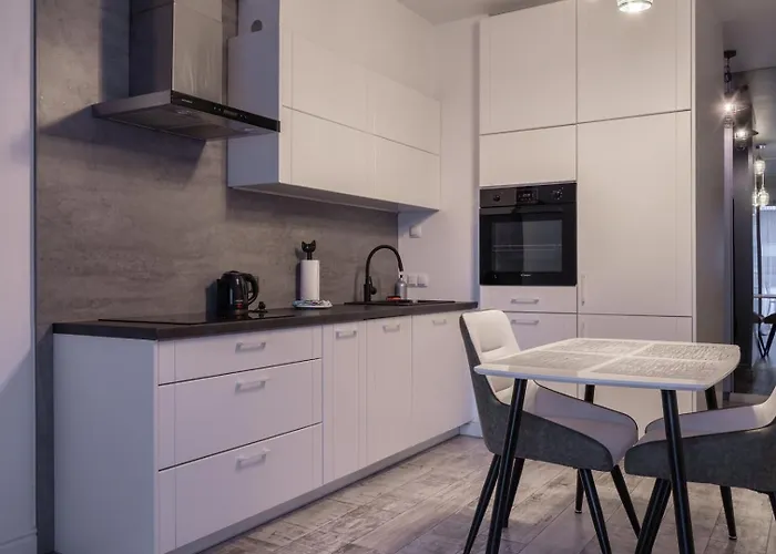 Spacious With Balcony And Garage - Mokotow Apartment Warsaw