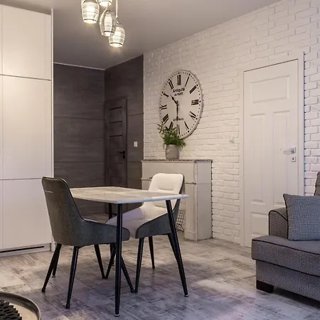 Spacious With Balcony And Garage - Mokotow